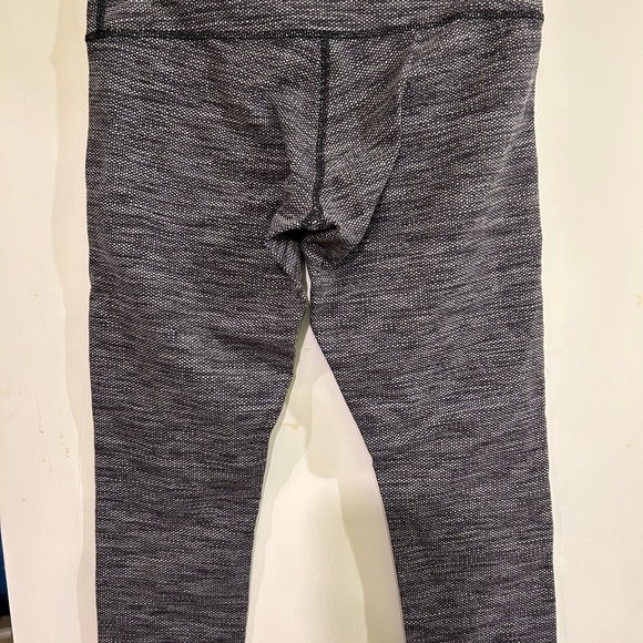Women’s Like New Lululemon Athletica Black and Gray Leggings, 20” Inseam, Sz 6 - Picture 6 of 8
